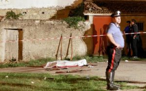 Il corpo senza vita di Agostino Carullo, coperto con un telo bianco, morto a causa dell'esplosione di un fucile nel corso di una rievocazione in costume dell'epoca del brigantaggio in una contrada di campagna di Potenza, 29 agosto 2015. ANSA/TONY VECE