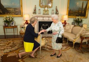Theresa May e regina Elisabetta II